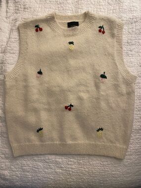 Lumiere Cream Knit Fruit Embroidered Sleeveless Sweater Vest
